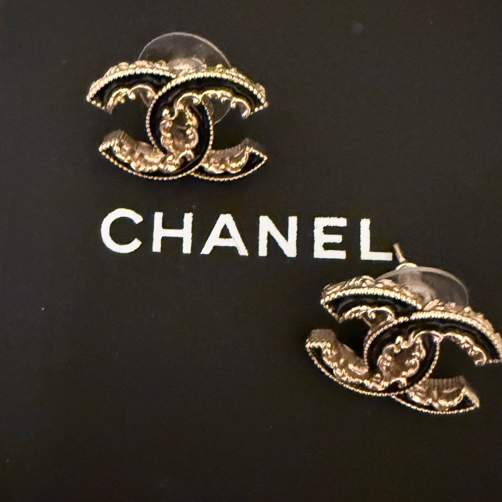 CHANEL cc black enamel pierced earrings • CC • like new! - Picture 2 of 6